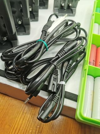 Lote cargadores 18650 UltraFire + 12 baterías