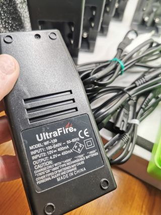 Lote cargadores 18650 UltraFire + 12 baterías