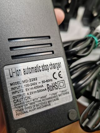 Lote cargadores 18650 UltraFire + 12 baterías