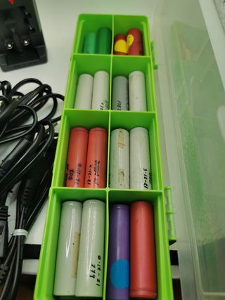 Lote cargadores 18650 UltraFire + 12 baterías