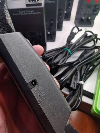 Lote cargadores 18650 UltraFire + 12 baterías