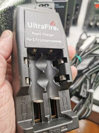 Lote cargadores 18650 UltraFire + 12 baterías