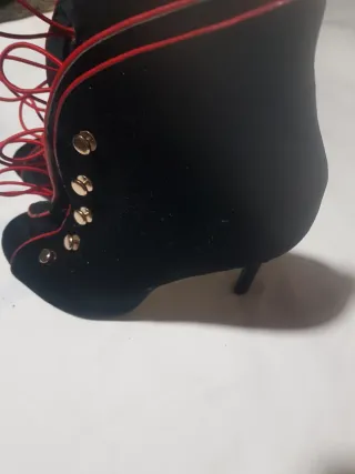 Botines de tacón con cordones uno falta taco..
