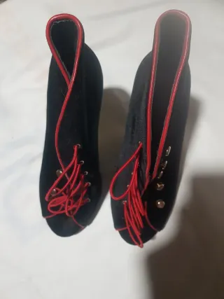 Botines de tacón con cordones uno falta taco..