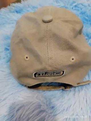 Gorro beige con logo desgastado