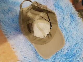 Gorro beige con logo desgastado