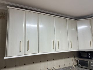 Muebles de cocina y encimera de mármol y fregadero