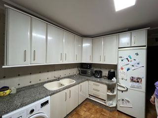 Taquillas de cocina y encimera de mármol