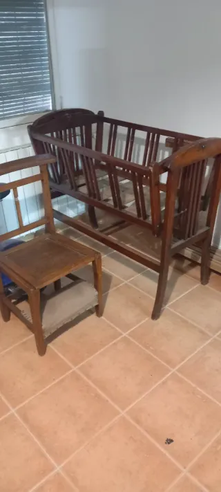 Cuna de madera antigua