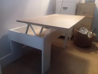 Mesa elevable salón beige y blanco