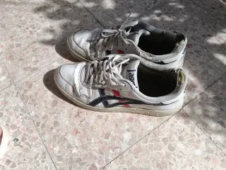 Zapatillas Asics Blancas y Rojas