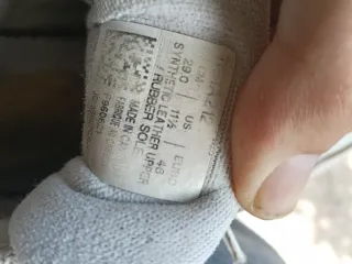 Zapatillas Asics Blancas y Rojas