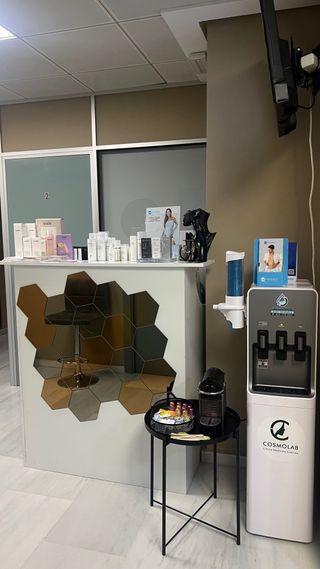 Mostrador de recepción blanco y plateado