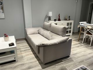 Sofá de tela gris, seminuevo. Magnifico estado.