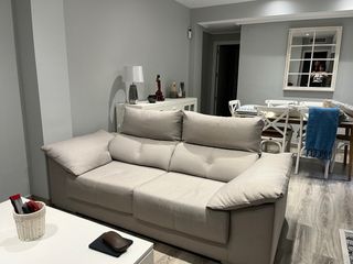 Sofá de tela gris, seminuevo. Magnifico estado.