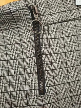 Pantalón de cuadros gris con cremalleras