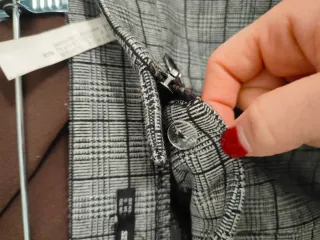 Pantalón de cuadros gris con cremalleras