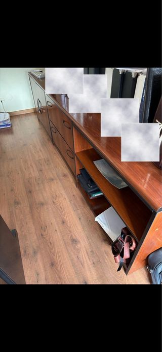 Mesa de despacho y estanterías de madera