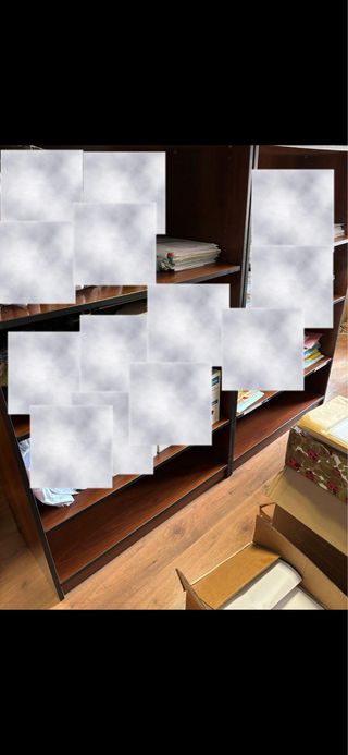 Mesa de despacho y estanterías de madera