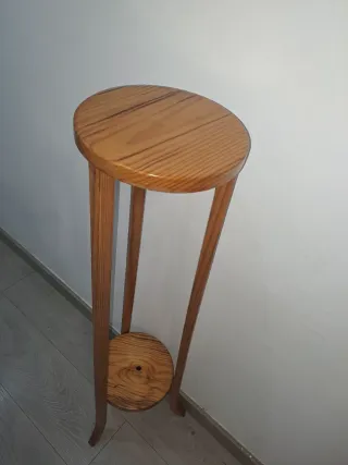Pedestal alto de  madera redondo