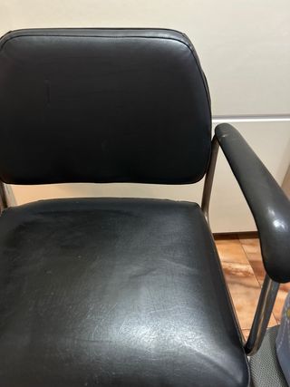 Silla de oficina cuero negro con reposabrazos