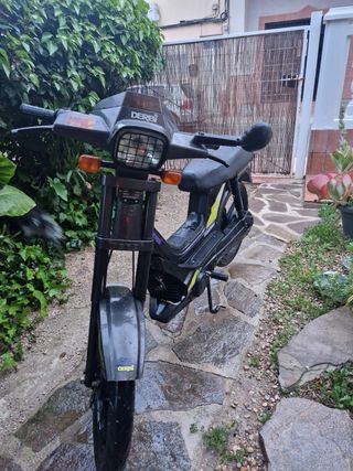 Derbi Variant Star negra y amarilla