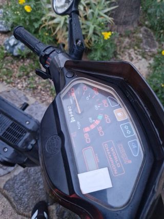 Derbi Variant Star negra y amarilla