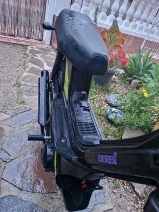 Derbi Variant Star negra y amarilla