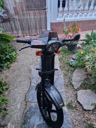 Derbi Variant Star negra y amarilla