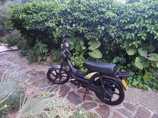 Derbi Variant Star negra y amarilla