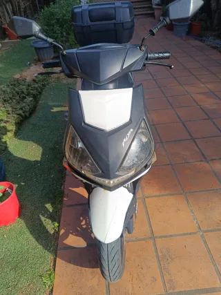 Riya Mustang 125 Scooter Negra y Blanca
