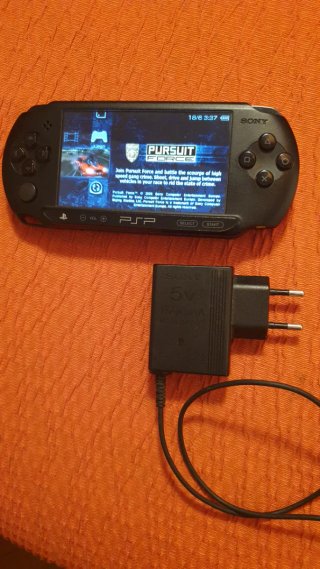 PSP Street E1004 Impoluta con su cargador original