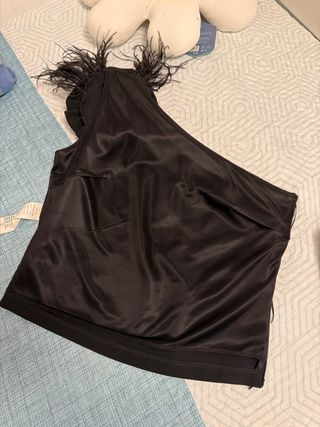 Blusa negra con flor y plumas