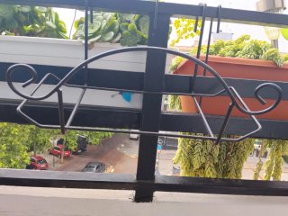 Soporte jardinera metálico negro