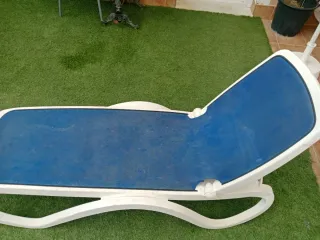 Tumbonas de jardín azul y blanca