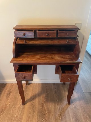 Escritorio antiguo de madera con persiana
