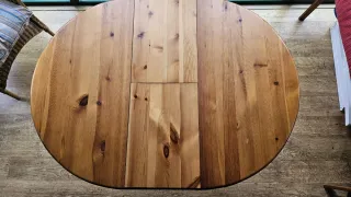 Mesa redonda extensible de madera con 4 sillas