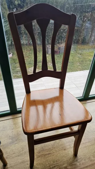 Mesa redonda extensible de madera con 4 sillas