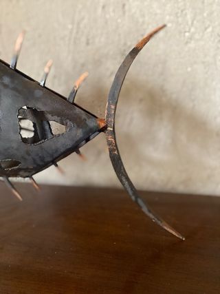 Escultura de pez abisal