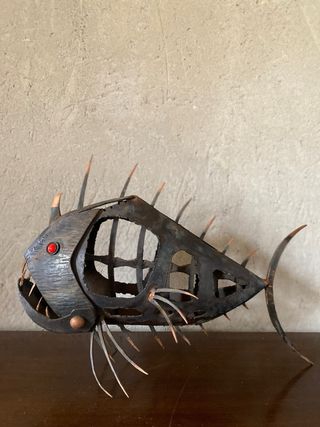 Escultura de pez abisal