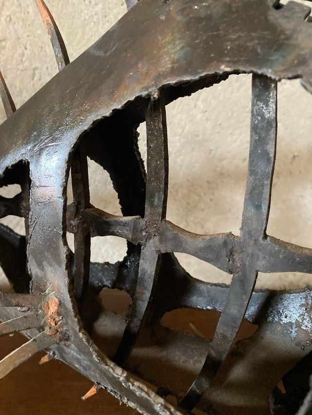 Escultura de pez abisal