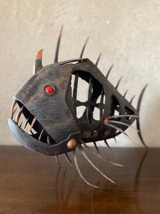 Escultura de pez abisal