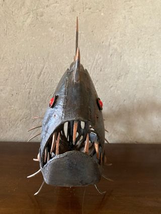 Escultura de pez abisal