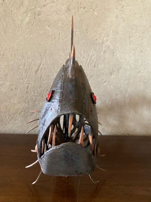 Escultura de pez abisal