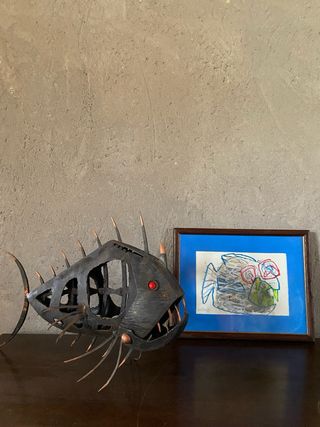 Escultura de pez abisal