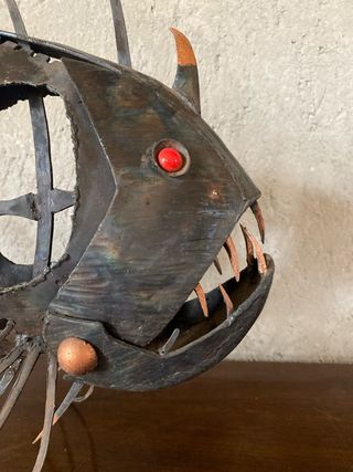 Escultura de pez abisal