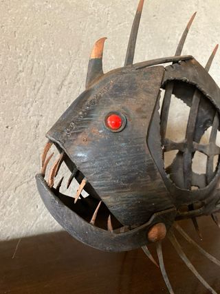 Escultura de pez abisal