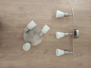 Lámparas de techo plateadas y blancas