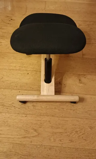 Silla ergonómica de rodillas de tela y madera