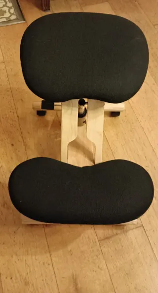 Silla ergonómica de rodillas de tela y madera